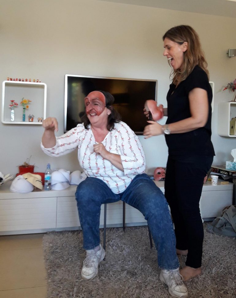 בסדנה מאחורי המסכה משתתפת מחליפה מסכות ומתנסה בדפוסים שונים